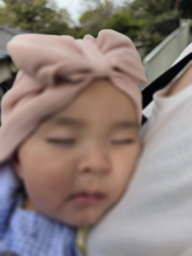 老眼で子供の顔がぼやけて見れる様子