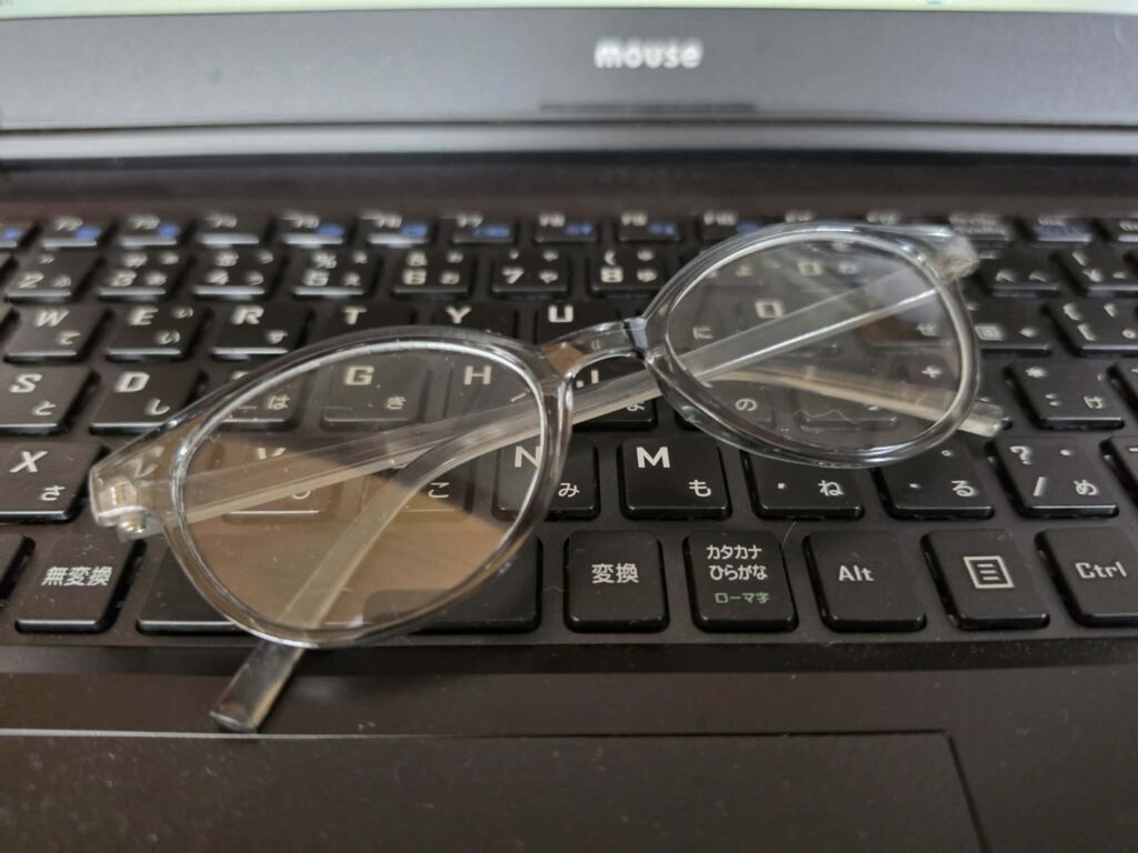 老眼鏡とパソコン