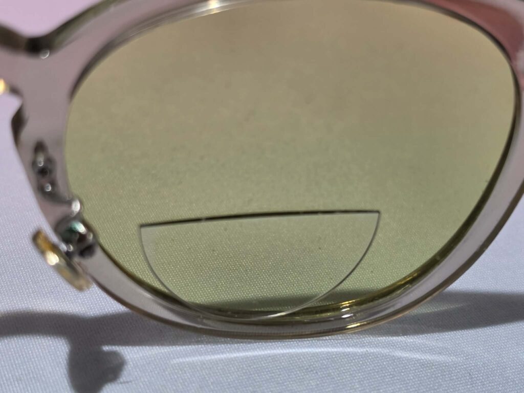 サングラスのレンズ内側に貼られた半円形の老眼レンズ『スティックタイト』のアップ