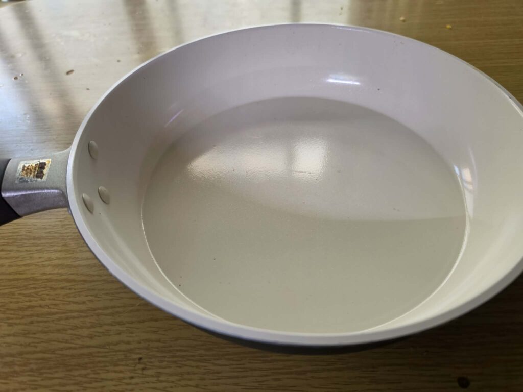 8か月間使い込まれた後でも、目立った焦げ付きや傷がなく、コーティングがしっかりと保たれている京セラ製セラミックフライパンの表面