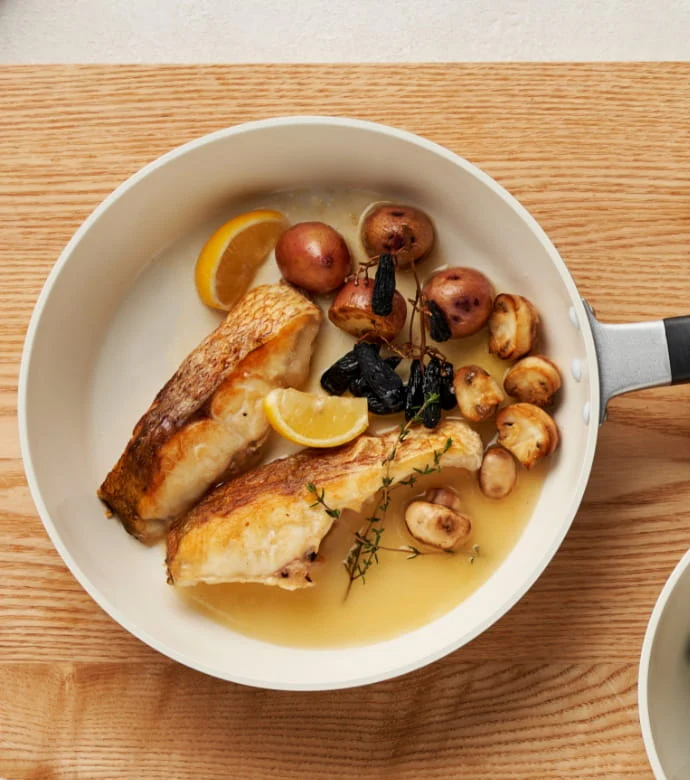 京セラのセラミックフライパンを使って、野菜や肉を木べらで炒めている、上からのアングル