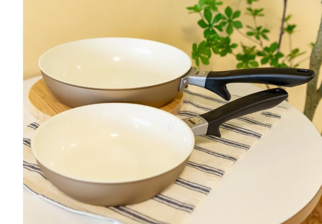 箱から出したばかりの京セラ製セラミックフライパンと、その横に添えられた小鉢と箸